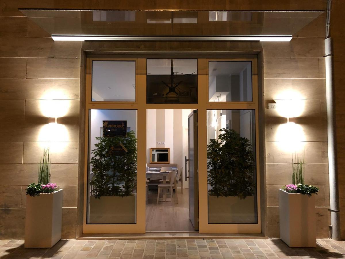 Approdo Residence Чивитанова Марке Екстериор снимка